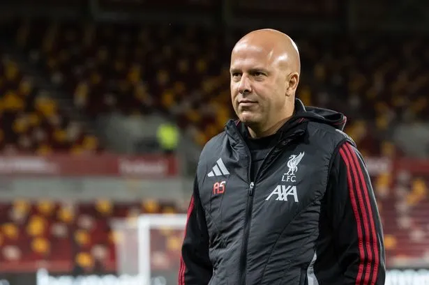 Arne Slot pod presją po kolejnej porażce Liverpoolu – trener tłumaczy się wąską kadrą
