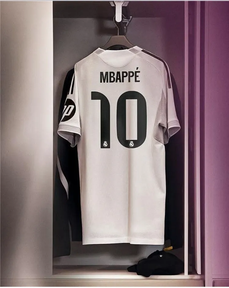 Mbappe OFICJALNIE z numerem 10!