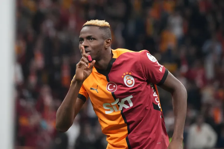 Victor Osimhen blisko transferu – Manchester United na czele wyścigu o snajpera