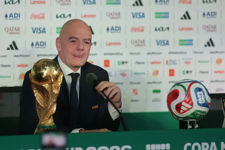 FIFA zmienia zasady transferów!