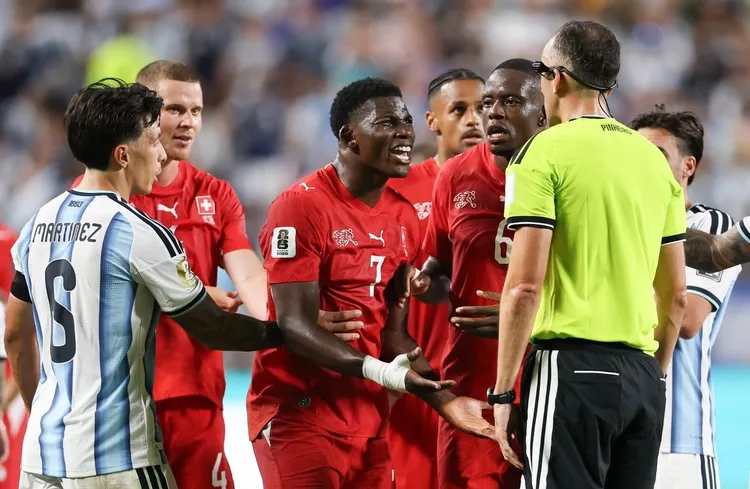 FIFA broni decyzji sędziów w meczu Argentyna-Szwajcaria