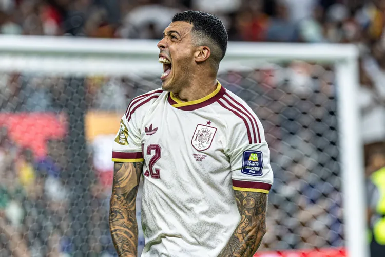 FC Barcelona idzie po MISTRZA ŚWIATA! Ma zastąpić Kounde