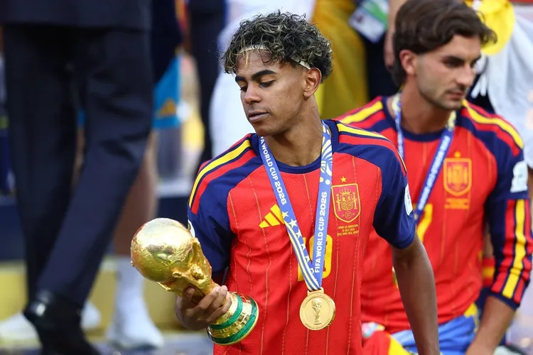 Barcelona kontynuuje poszukiwania, Yamal sugeruje transfer
