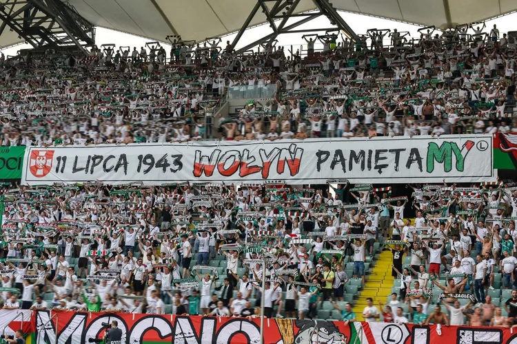Kibice Legii nie mogą wnieść flagi!