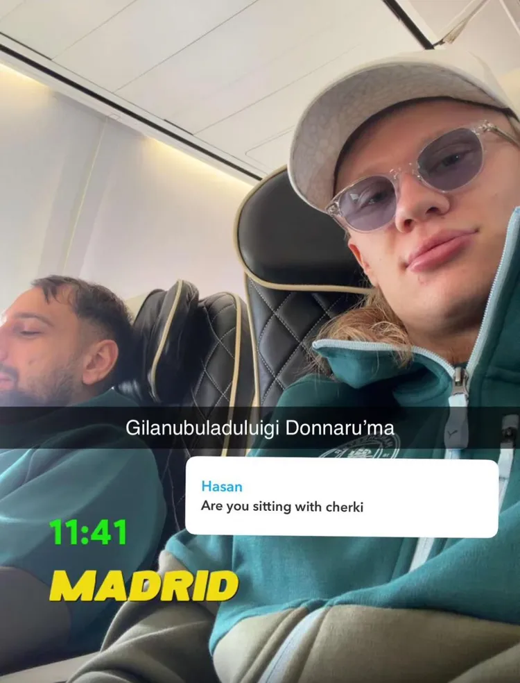 Haaland siedzi obok kogo? w samolocie XD