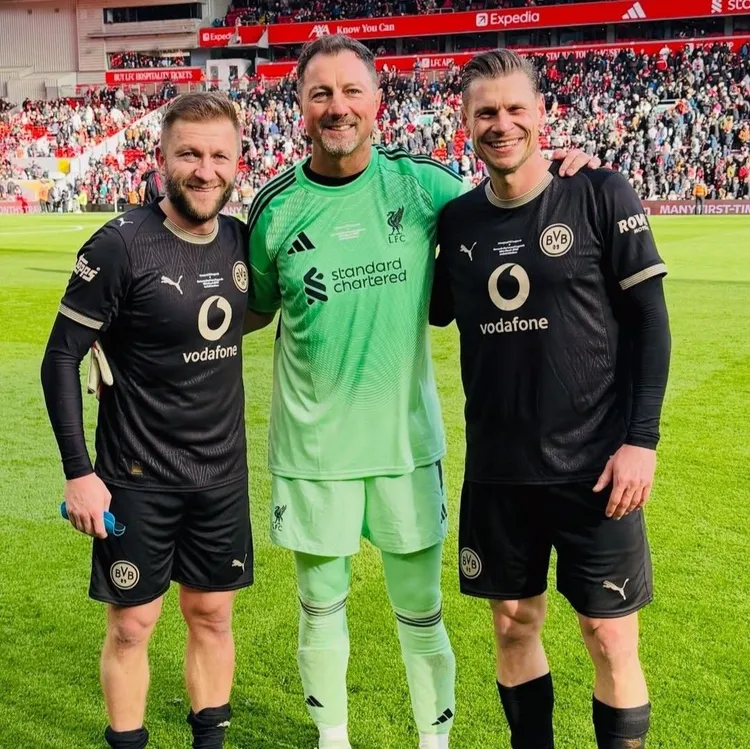 Takie spotkanie na meczu legend Borussii i Liverpoolu! 🇵🇱