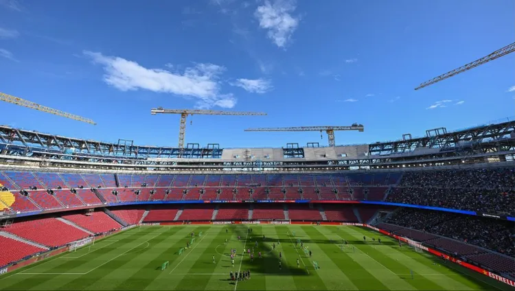 Barcelona wraca na Spotify Camp Nou. Dziewięciu graczy zadebiutuje