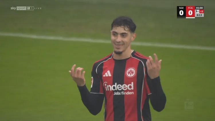 Ktoś chyba straci pracę 😅 W takiej koszulce zagrał piłkarz Eintrachtu