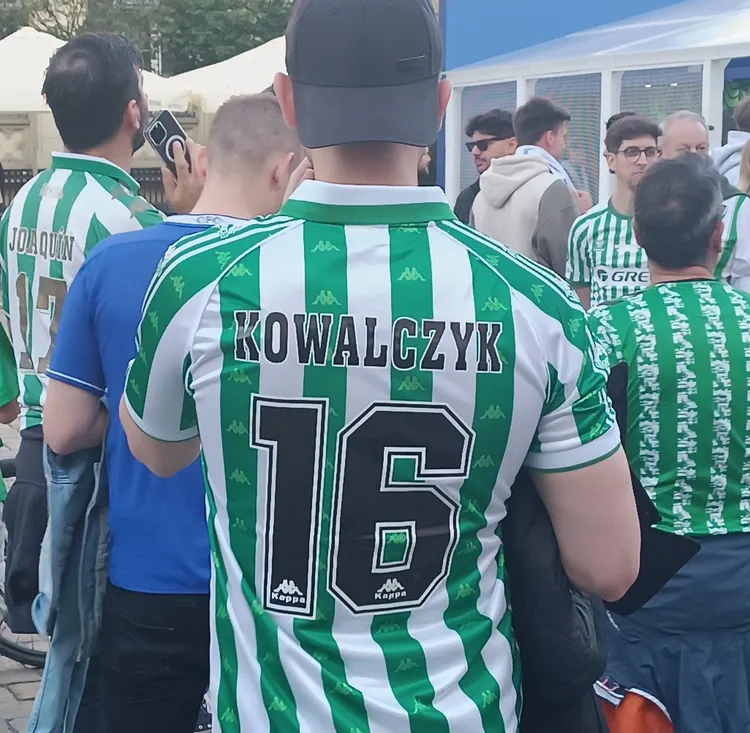 Kibice Betisu w koszulkach Kowala!