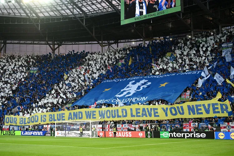 Kibice Chelsea na stadionie we Wrocławiu