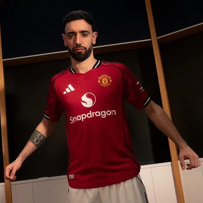 Manchester United zaprezentował domową koszulkę na nowy sezon