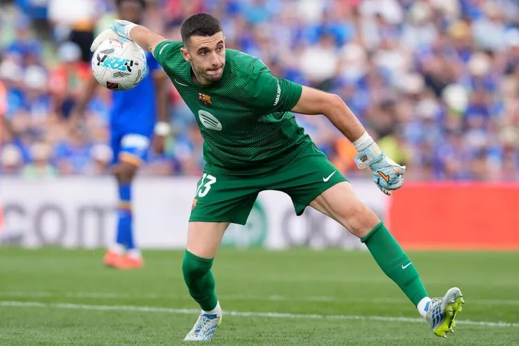 Barcelona rozważa transfer Alexa Remiro jako zmiennika Joana Garcii