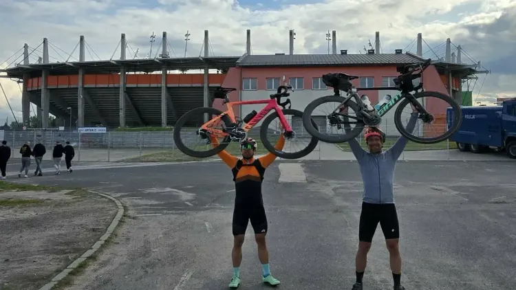 Kibice Pogoni przejechali 320 km rowerami na mecz w Lubinie