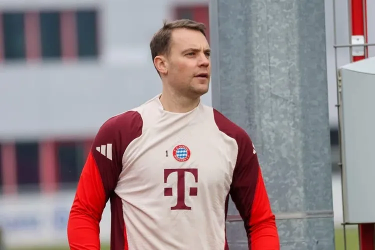 Bayern czeka na decyzję Neuera