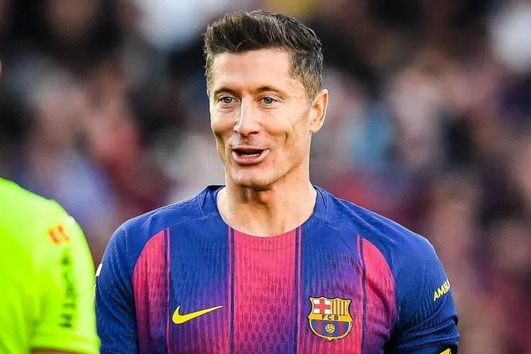 Barcelona zaoferowała nowy kontrakt. Lewandowski podjął decyzję