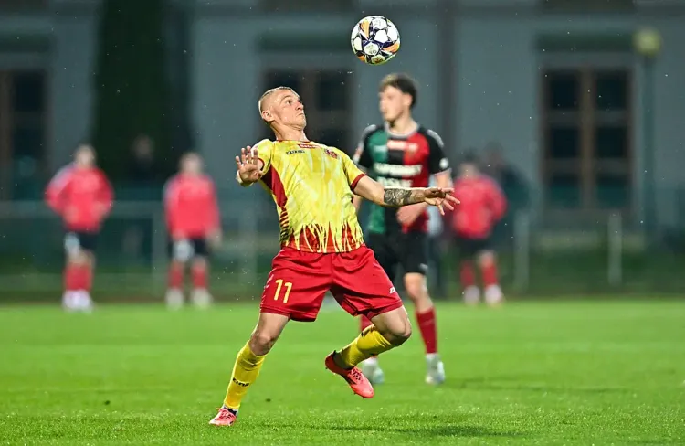 Znicz Pruszków – Pogoń Grodzisk Mazowiecki: Typy, Analiza, Kursy 21.02.2026