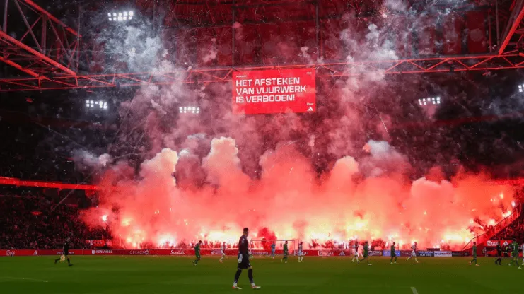Skandal na meczu w Amsterdamie! Kibice doprowadzili do anulowania spotkania!