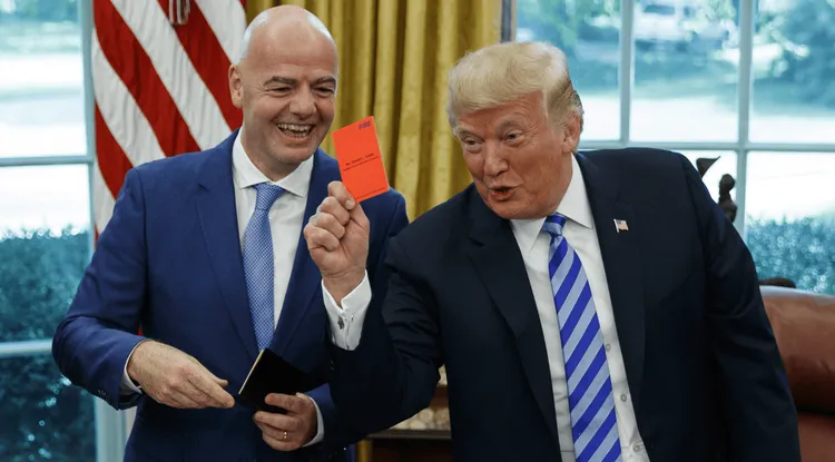 Infantino się tłumaczy. O tym rozmawiał przez telefon z Białym Domem!