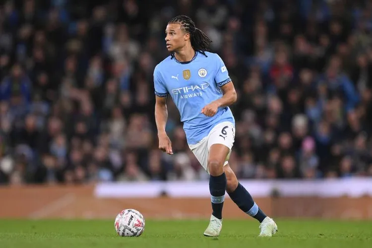 Deco widzi Nathana Ake jako kluczowe wzmocnienie defensywy Barcelony