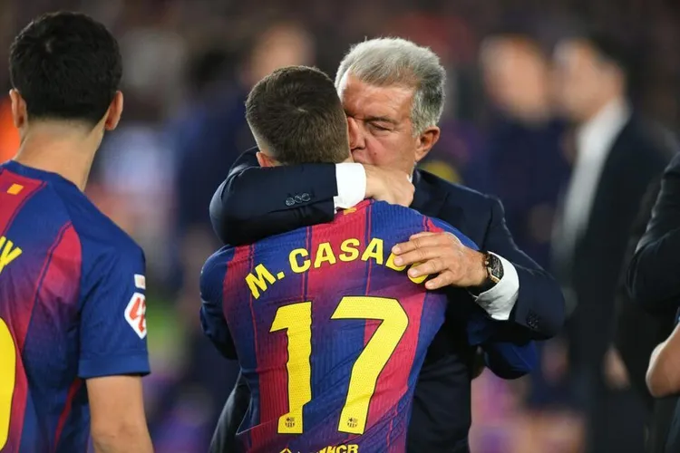 Barcelona nie zmienia planów: Casado na sprzedaż mimo kontuzji de Jonga