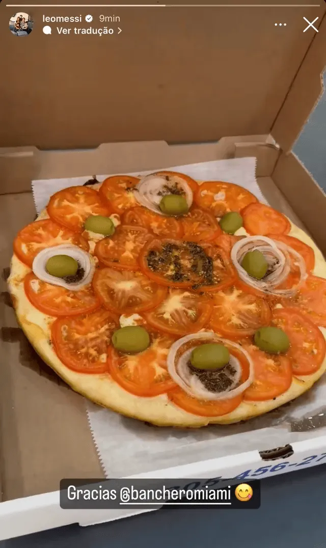 Messi je pizzę pomidorową. A wy co, nadal hawajska? 😂