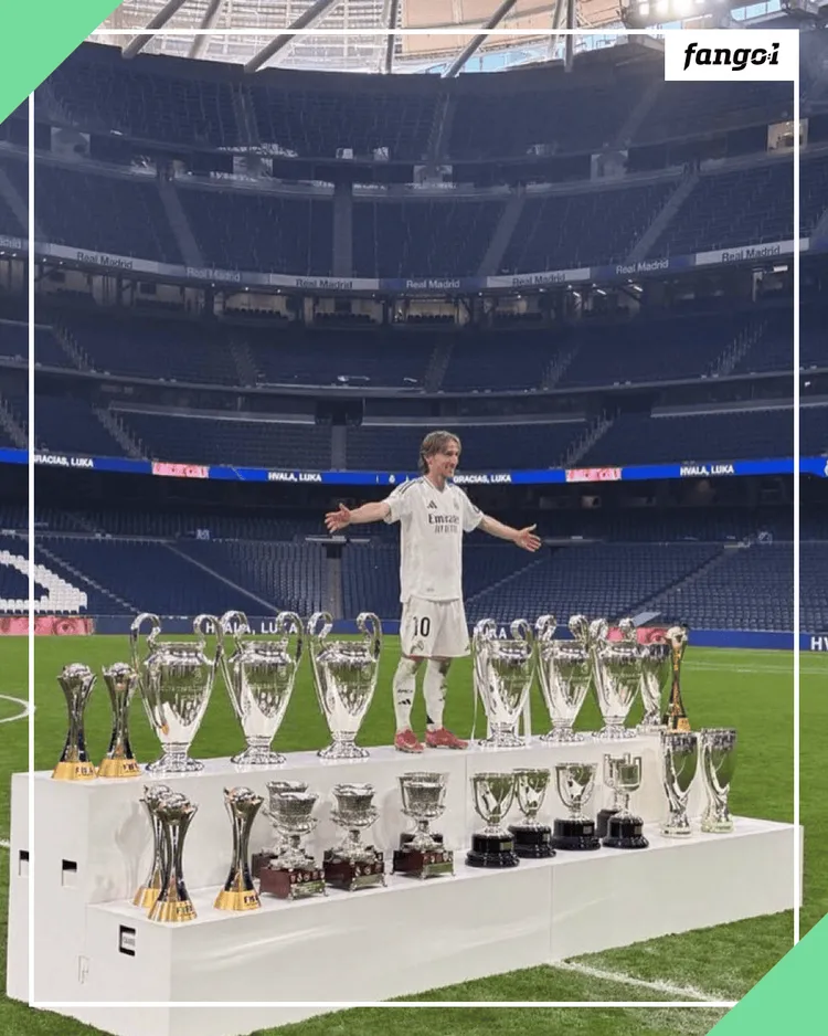 Modric zapozował z trofeami!