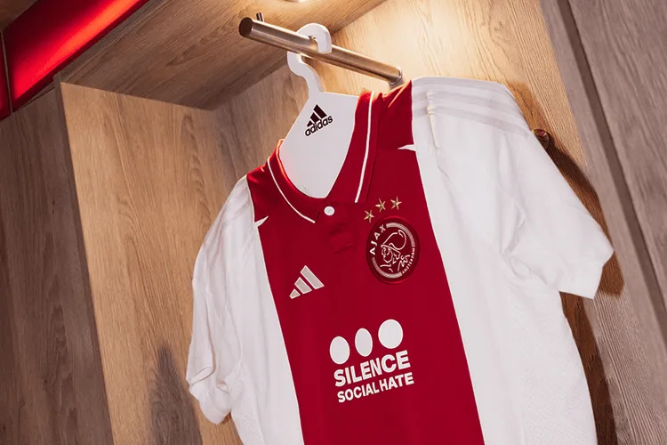 Ajax Amsterdam przygotował specjalną koszulkę w ramach akcji walki z hejtem w sieci!