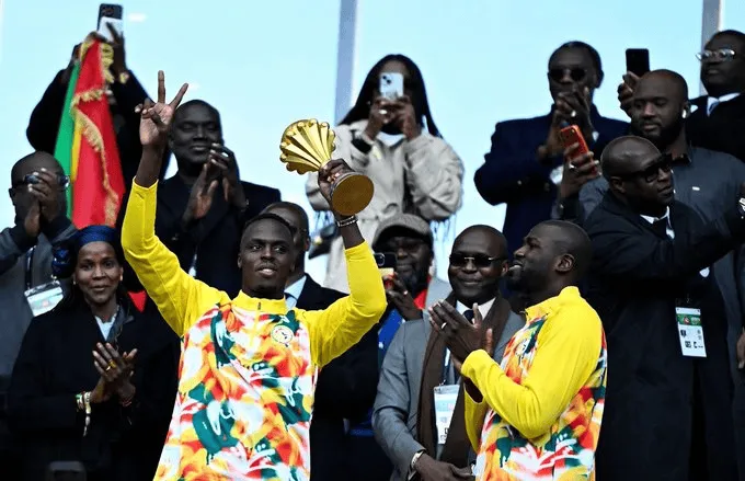 Reprezentanci Senegalu paradują z pucharem za AFCON!