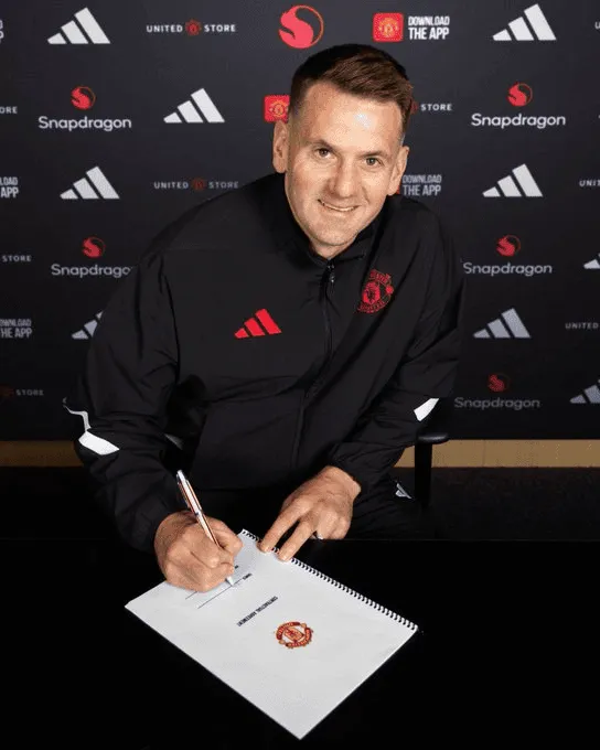 Weteran na dłużej w United!