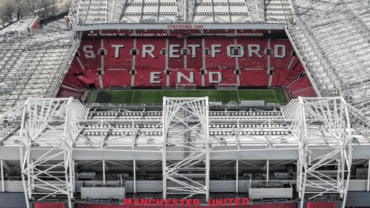 Rodzina Glazerów chce wycofać się z Old Trafford!?