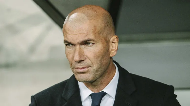 Zinedine Zidane faworytem piłkarzy Realu Madryt na następcę Xabiego Alonso